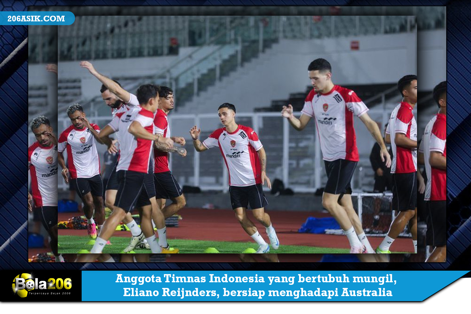 Anggota Timnas Indonesia yang bertubuh mungil, Eliano Reijnders, bersiap menghadapi Australia.