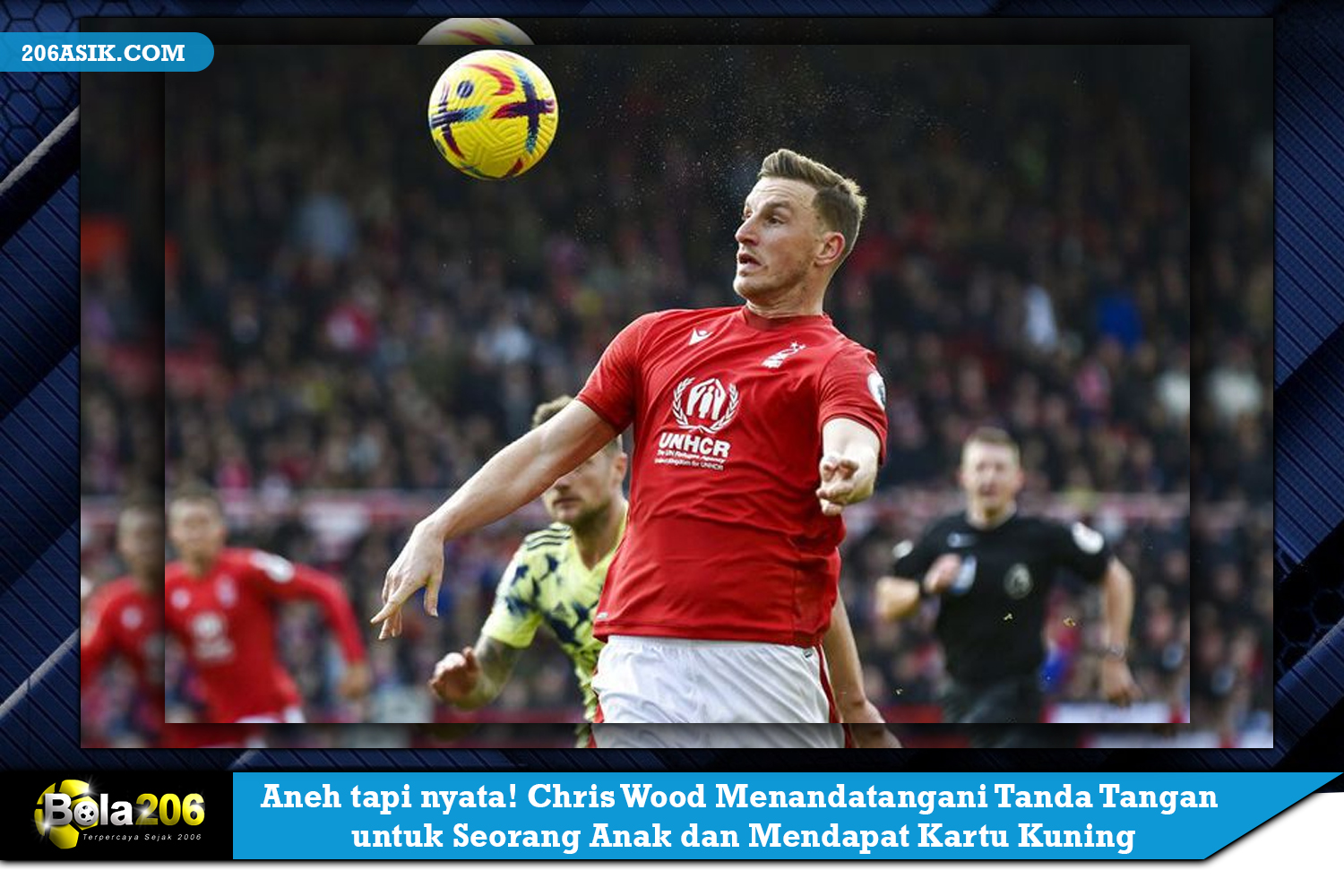 Aneh tapi nyata! Chris Wood Menandatangani Tanda Tangan untuk Seorang Anak dan Mendapat Kartu Kuning